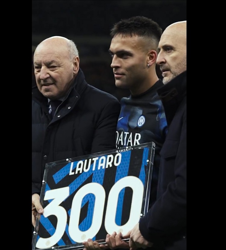 藍(lán)黑傳奇!勞塔羅賽前領(lǐng)取國(guó)米300場(chǎng)紀(jì)念球衣