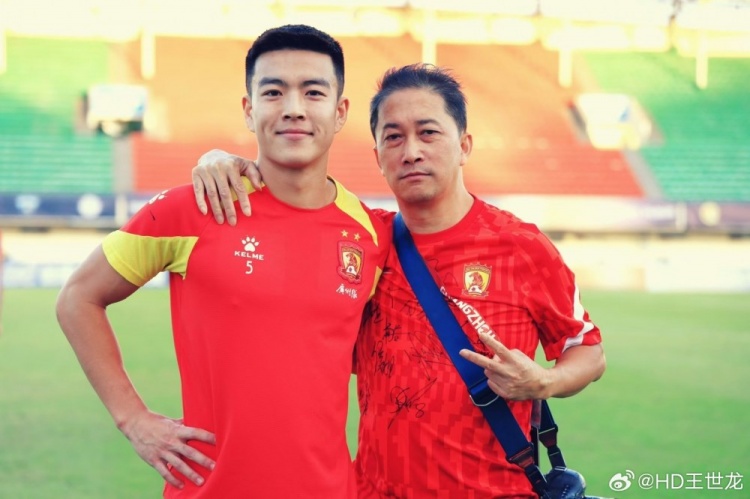 王世龍悼念廣州隊攝影師：每次都帶著笑容喊我龍龍，一路走好毛哥