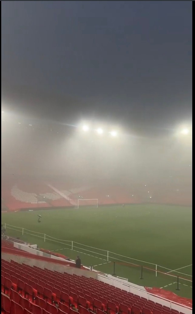 記者：盡管球場大霧彌漫，但利物浦本輪比賽預(yù)計(jì)按計(jì)劃進(jìn)行