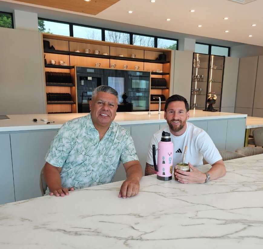 阿根廷足協(xié)主席塔皮亞曬與梅西合影:與10號一同跟這一年說再見