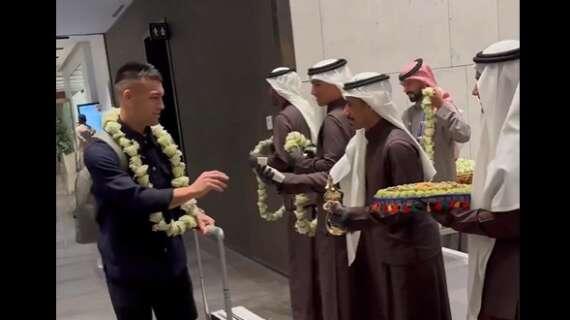 國米全隊(duì)抵達(dá)利雅得備戰(zhàn)意超杯,沙特代表迎接并為球員送上花環(huán)