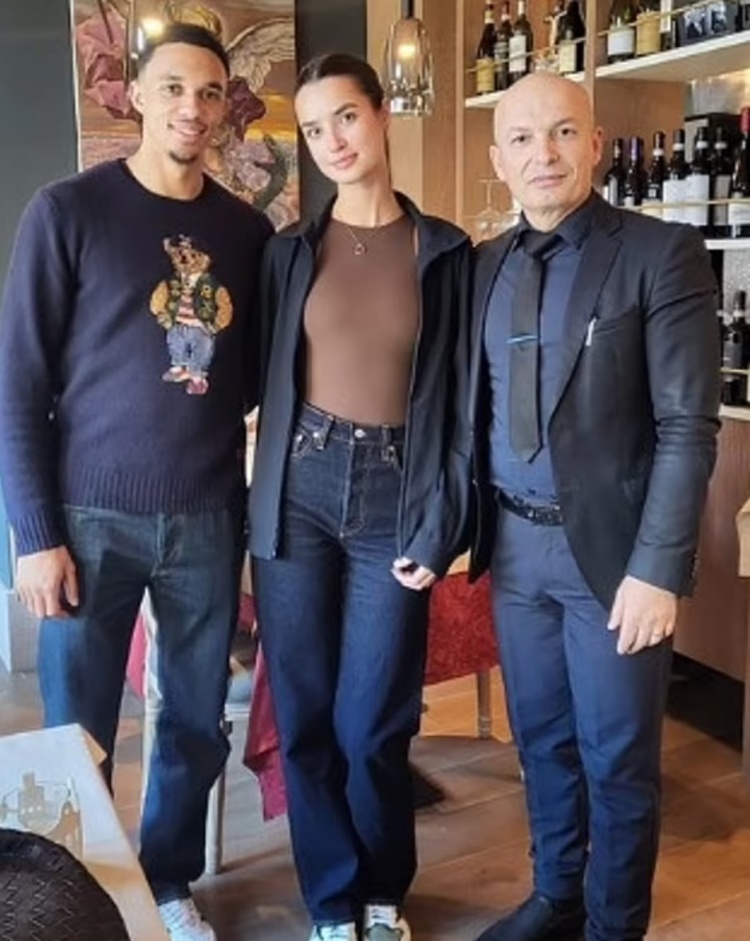 郵報(bào):阿諾德和網(wǎng)紅新女友在威尼斯度假,和前女友剛分手一個(gè)月