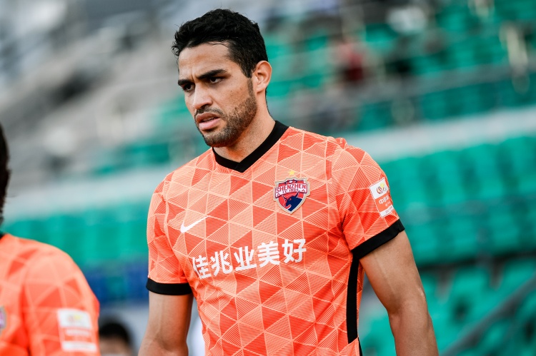 記者:李鐵經(jīng)紀(jì)公司曾想強(qiáng)行介入卡爾德克轉(zhuǎn)會(huì)