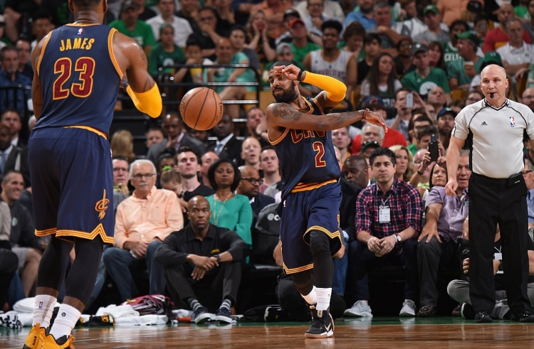 海伍德:詹姆斯有次被斷了 歐文在板凳席大喊“你得跟我練控球”