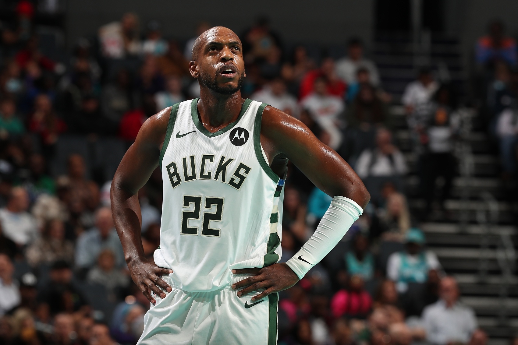 美記:雄鹿繼續(xù)兜售比徹姆和康諾頓 但對(duì)交易米德爾頓的興趣為零