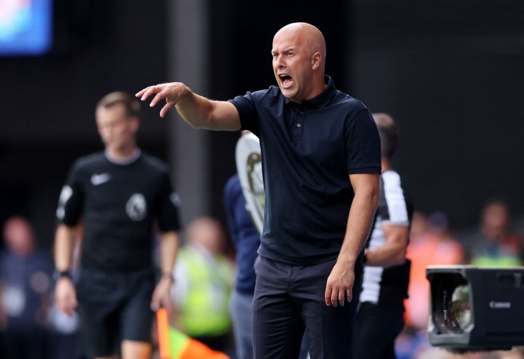 鏡報:斯洛特在利物浦和紐卡比賽的中場與裁判進行了交談