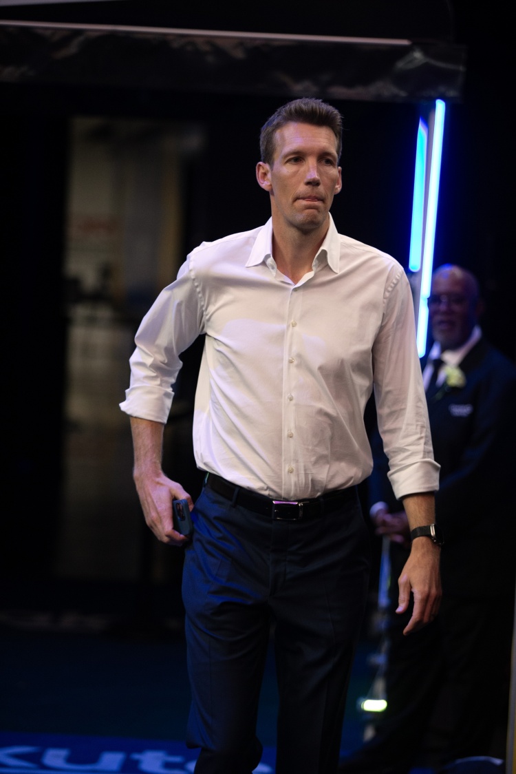 不補(bǔ)強(qiáng)中鋒？鄧?yán)S：我們很小心 不想引進(jìn)無(wú)法適應(yīng)球隊(duì)的大個(gè)子