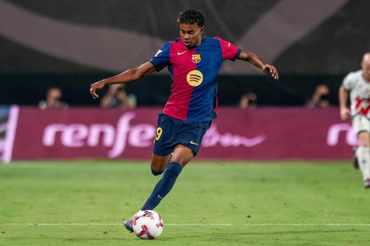 世體：亞馬爾向拉瑪西亞小球員贈送耳機(jī)禮物，受到稱贊