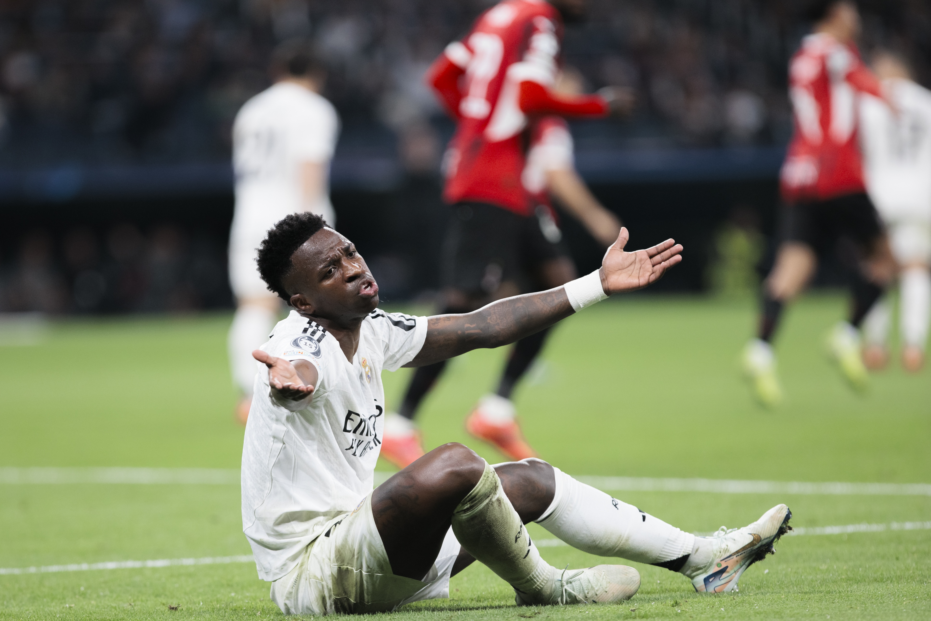 馬卡報:裁判在比賽中曾就點球爭議向維尼修斯表示自己可能判錯