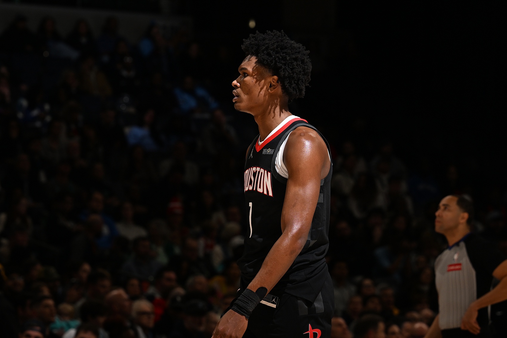 隊(duì)記:阿門穿著保護(hù)靴拄拐離開(kāi)球館 他明日接受核磁共振檢查